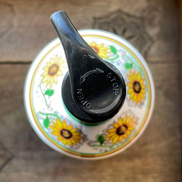 🌻 Sunflower Hand Soap 🧼 in Beautifully Designed Container 🌻Never Used! - Picture 7 of 12
